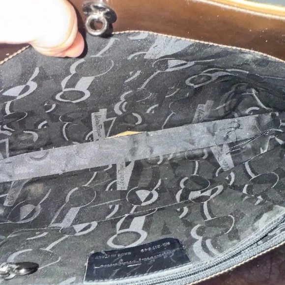 ๐ Salvatore Ferragamo Shoulder Bag - Picture 8 of 13